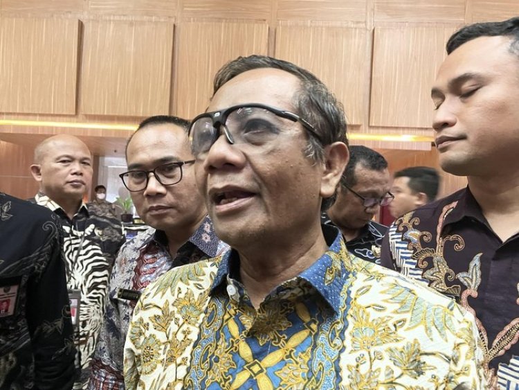 Mahfud MD Kritik Penyelipan Anggaran Makan Siang Gratis dalam APBN 2025