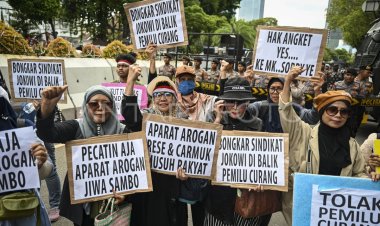 Ribuan Massa Desak DPR Tindak Kecurangan Pemilu di Tengah Gelar Rapat Paripurna Hari Ini