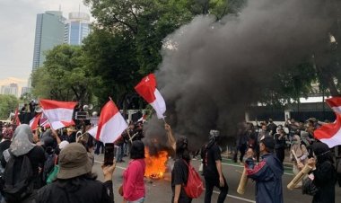 Aksi Massa Bakar Ban di Depan Kantor KPU: Protes Pemilu Curang