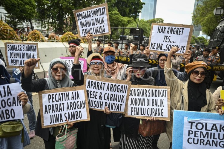 Ribuan Massa Desak DPR Tindak Kecurangan Pemilu di Tengah Gelar Rapat Paripurna Hari Ini