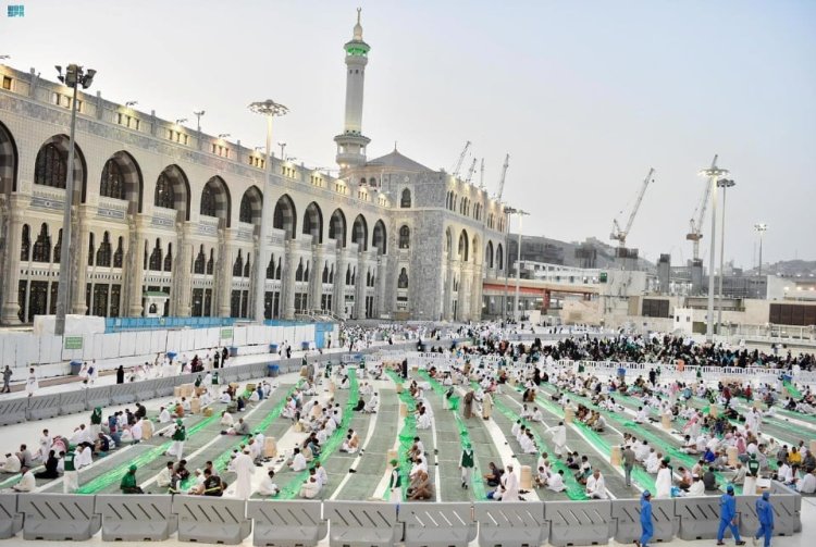 Arab Saudi Kini Bolehkan Jemaah Buka Puasa Bersama di Masjidil Haram