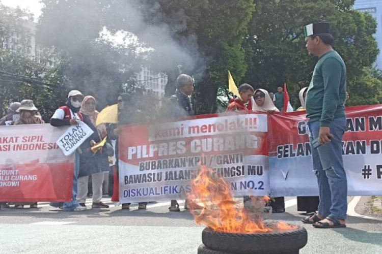 Aksi Protes di Depan Kantor KPU: Masyarakat Bagi Pendapat tentang Pemilu 2024