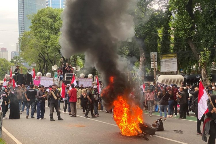 Aksi Massa di Depan Kantor KPU: Protes Terhadap Kecurangan Pemilu