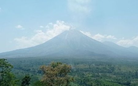 Gunung Semeru Erupsi: Kolom Abu Setinggi 2.000 Meter Ancam Wilayah Sekitar