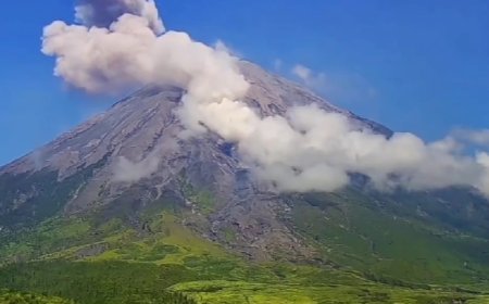 Gunung Semeru Erupsi, Ancam Wilayah Sekitar dengan Kolom Abu Setinggi 2.000 Meter
