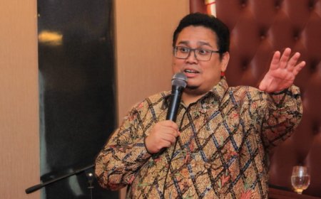 Bawaslu soal Salam 2 Jari di Mobil RI: Bu Iriana Pejabat Negara Bukan?