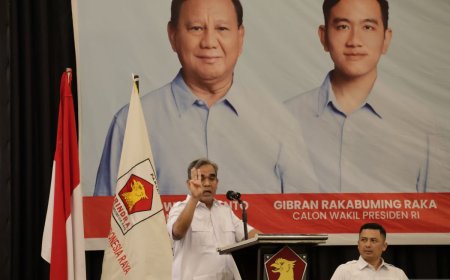 TKN Sarankan Prabowo Tetap di Menteri Pertahanan: Respons Terhadap Panggilan Mundur dan Konflik Kepentingan