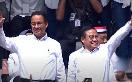 Tangis Haru Cak Imin Disambut Pelukan Anies saat Tutup Kampanye di JIS