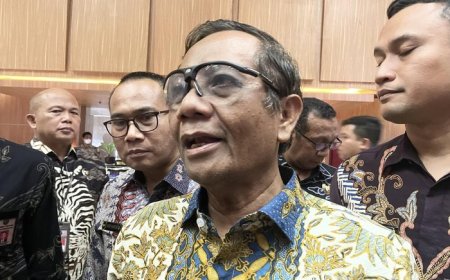 Mahfud Kritik Anggaran Makan Siang Gratis di APBN 2025