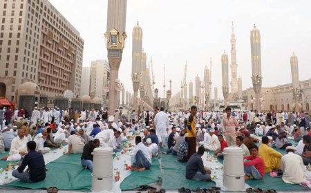 Pengalaman Unik Ramadan di Masjidil Haram: Arab Saudi Buka Peluang Berbuka Puasa Bersama