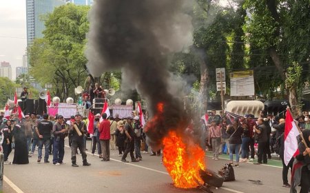 Aksi Massa Bakar Ban di Depan Kantor KPU: Protes Pemilu Curang