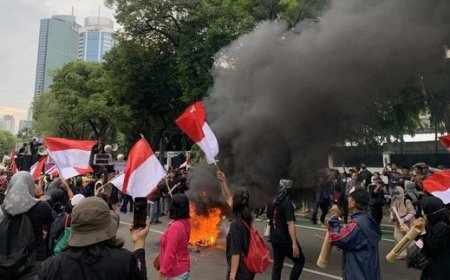 Aksi Protes di Depan Kantor KPU: Masyarakat Bagi Pendapat tentang Pemilu 2024